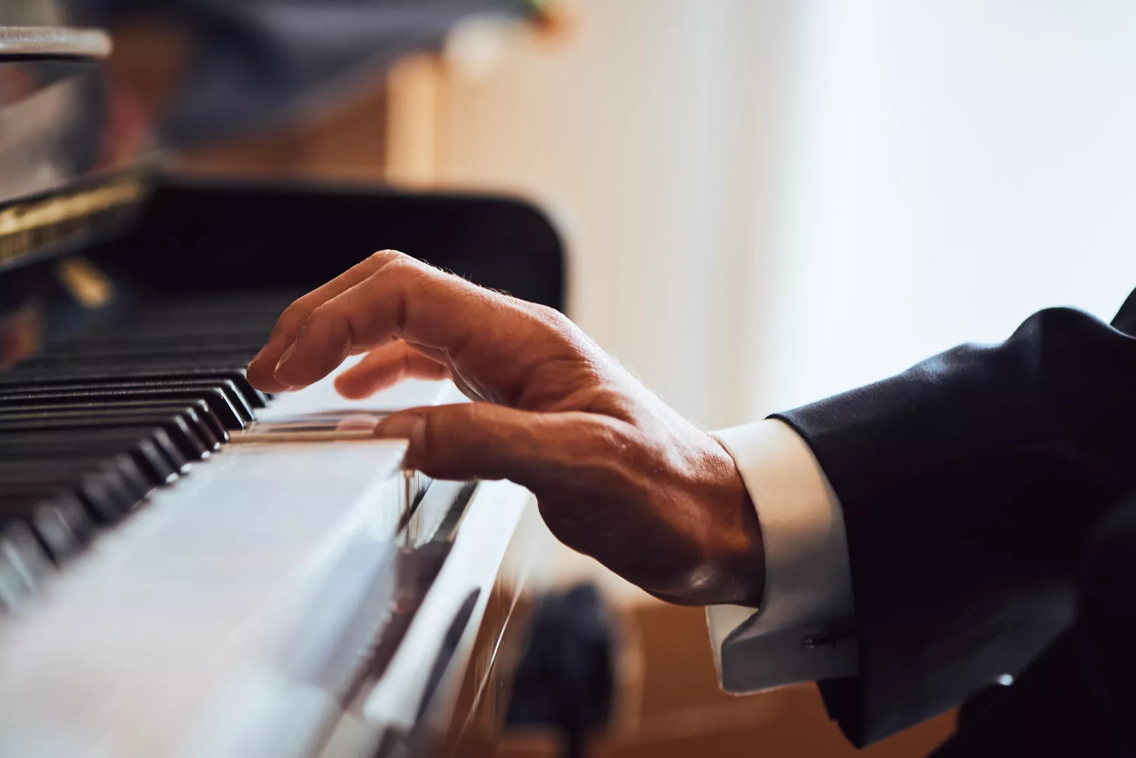 Nervöser Bräutigam spielt Klavier