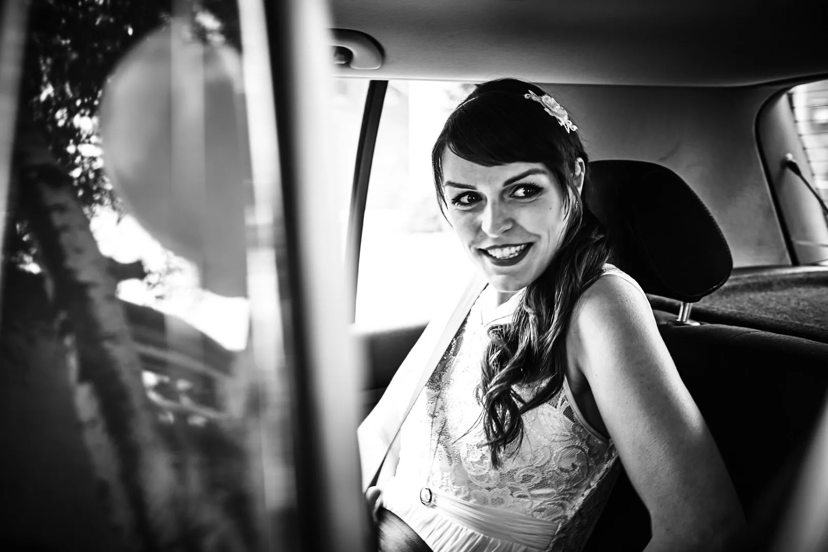 Braut sitzt im Auto