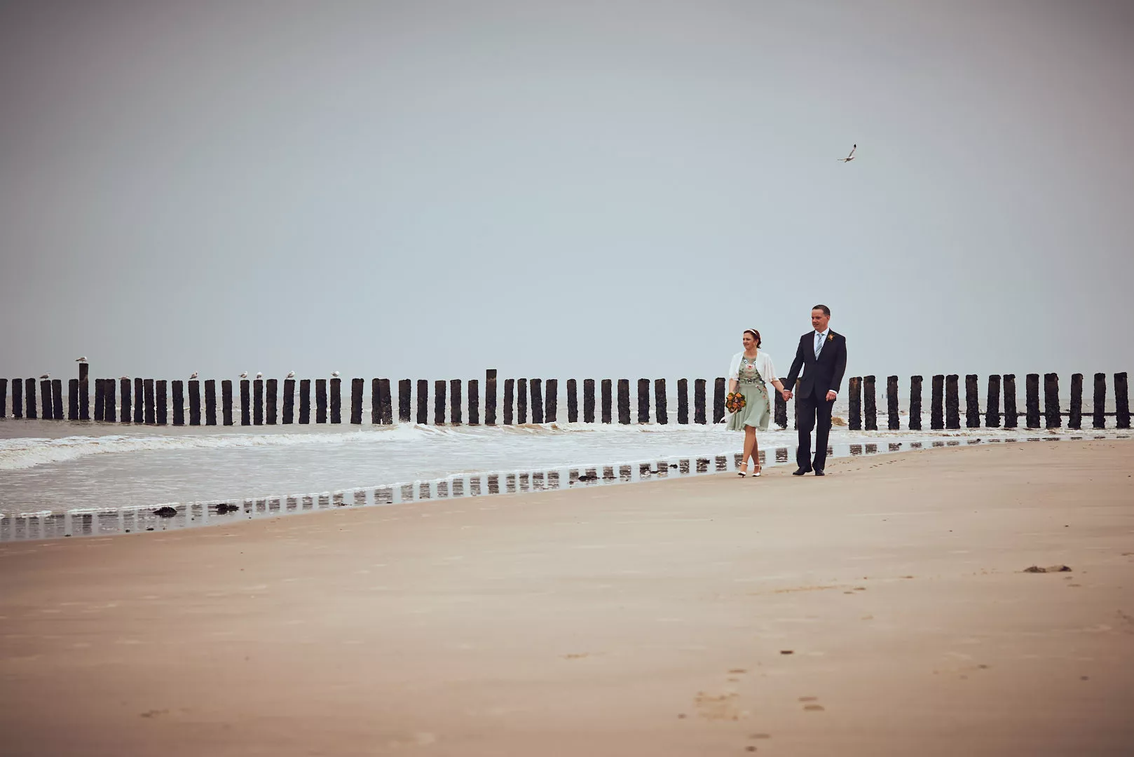 Brautpaar bei Strandspaziergang