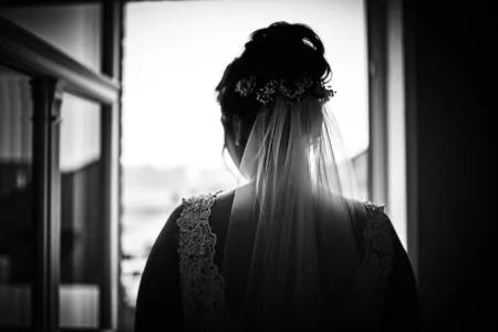 Braut schaut aus Fenster