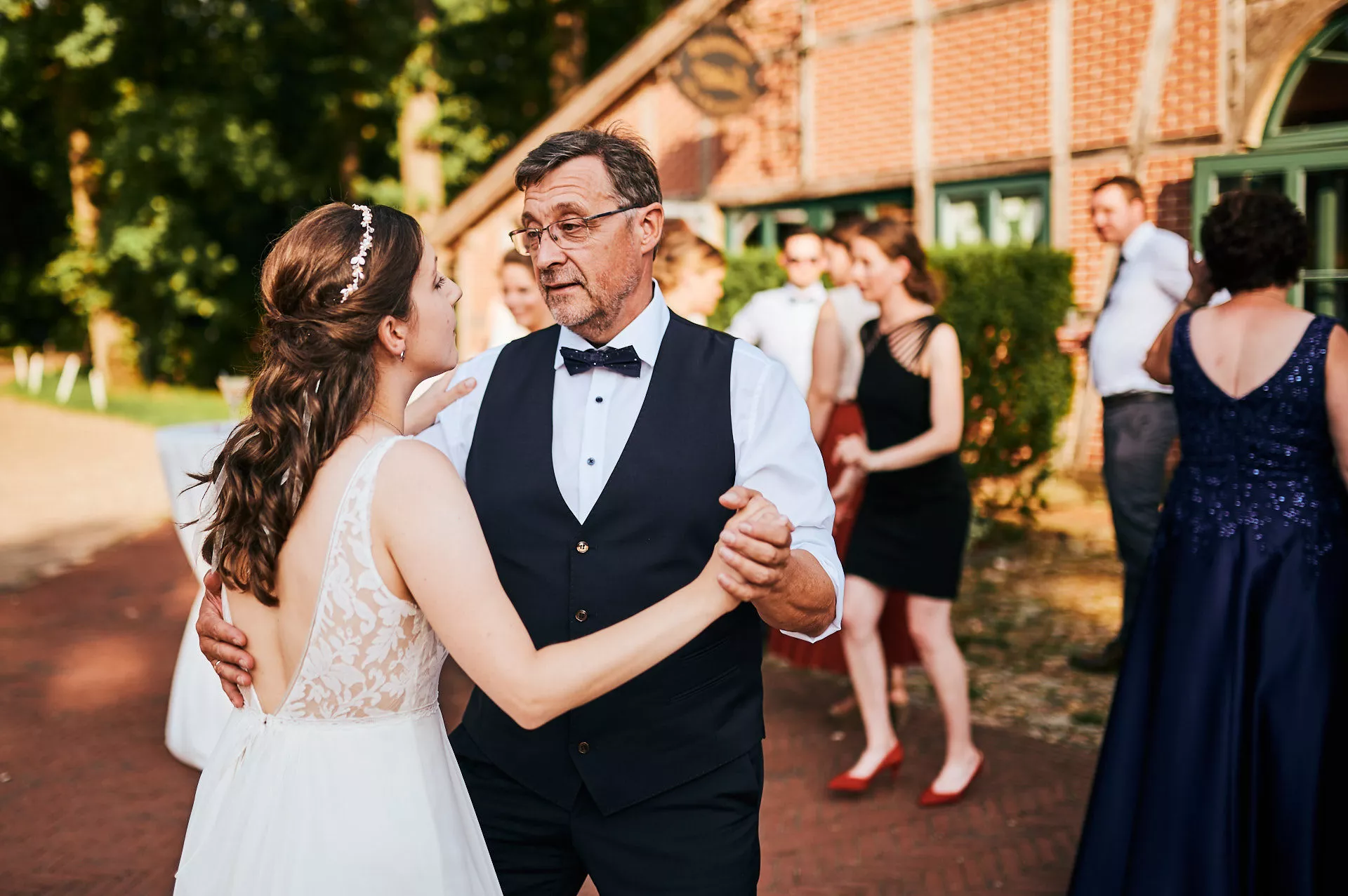 Braut tanzt mit Vater
