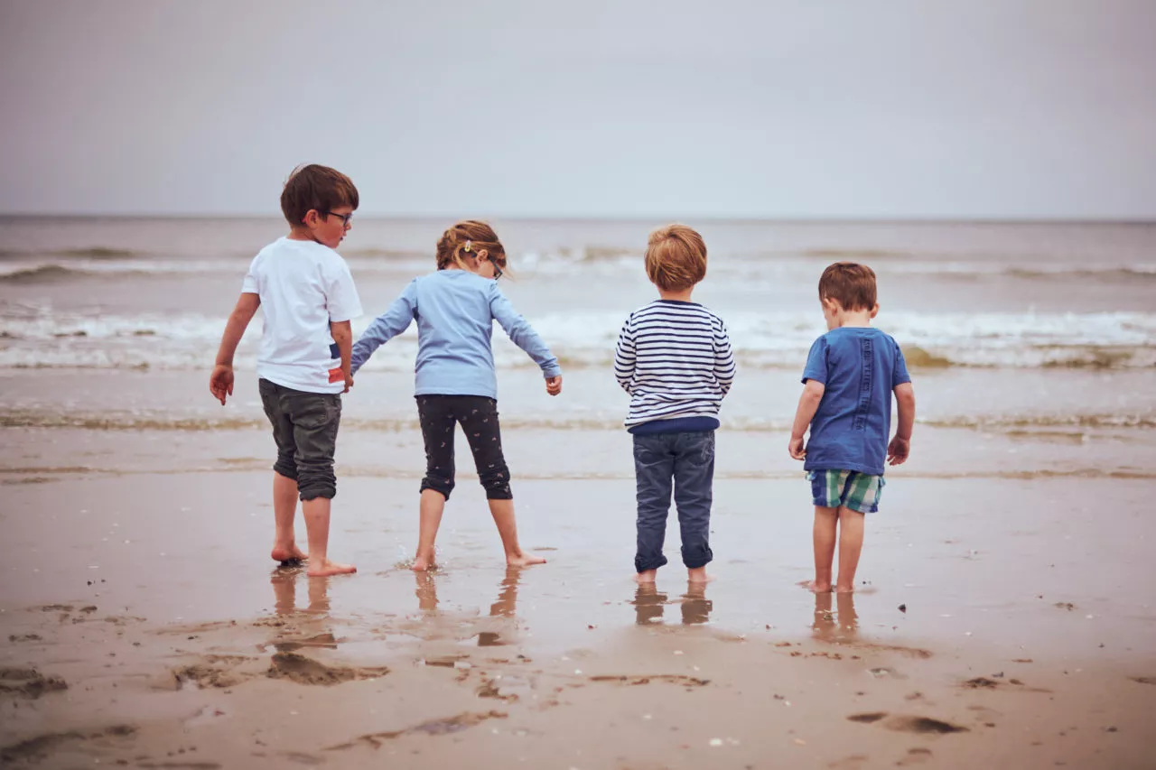 Geschwister und Cousinen am Strand