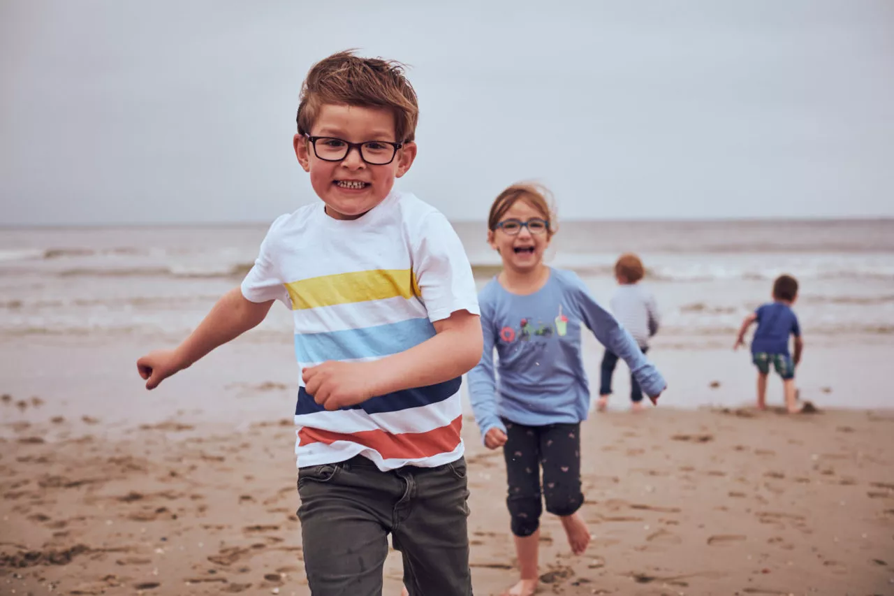 Kinder rennen am Strand