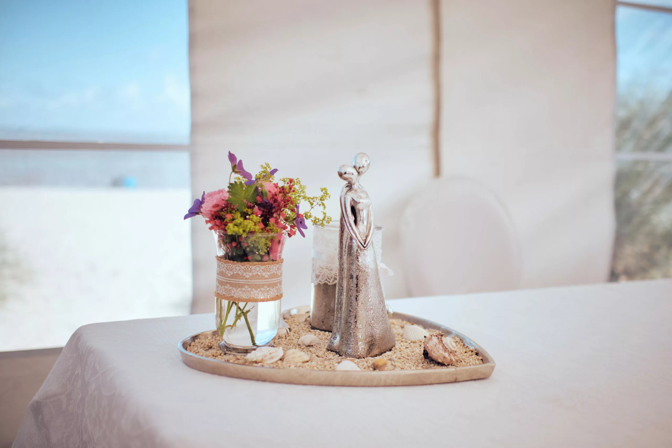 Hochzeitsdeko auf Tisch