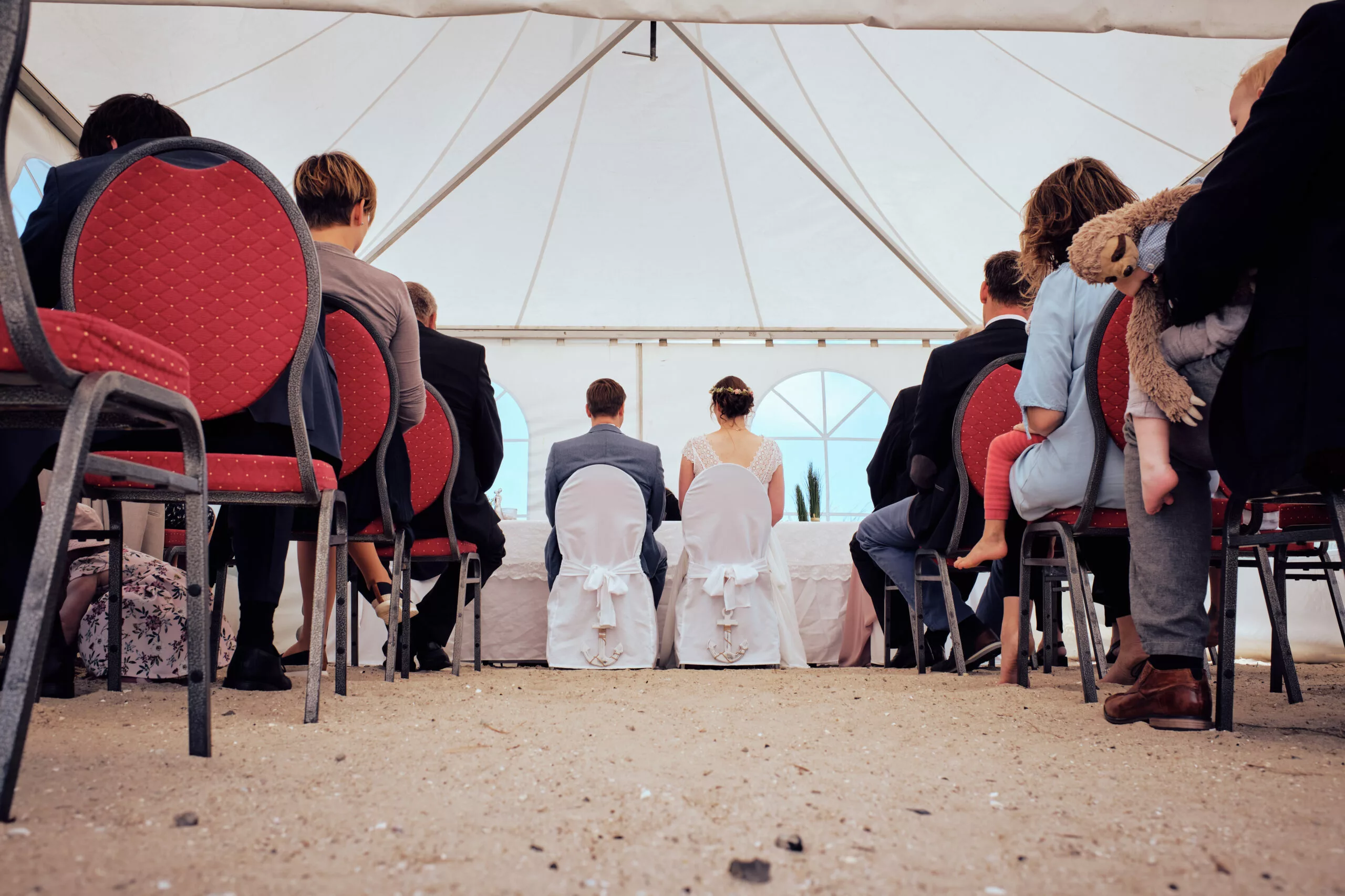 Hochzeitsgesellschaft im Zelt