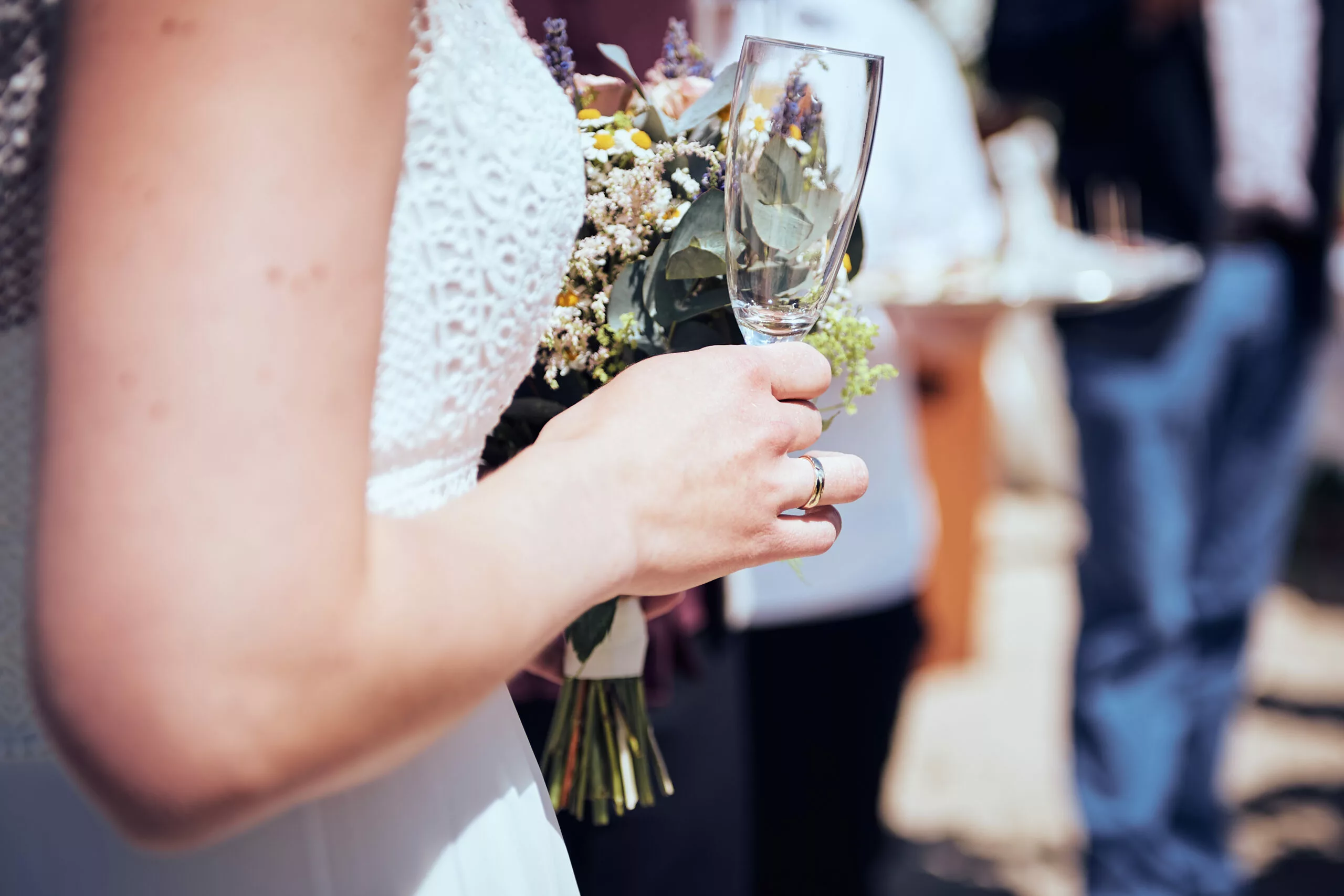 Braut hält Sektglas