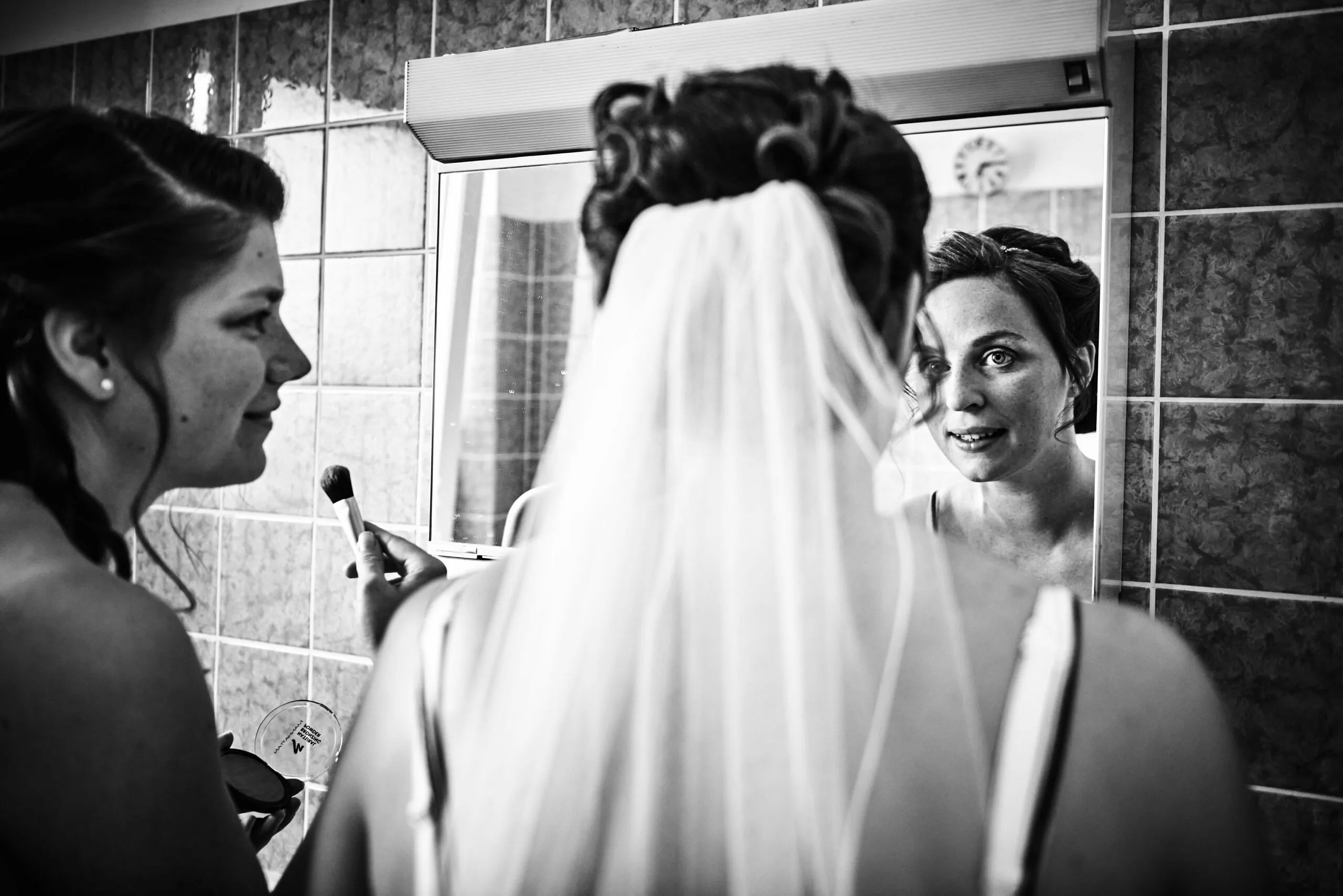 Glückliche Braut im Spiegel