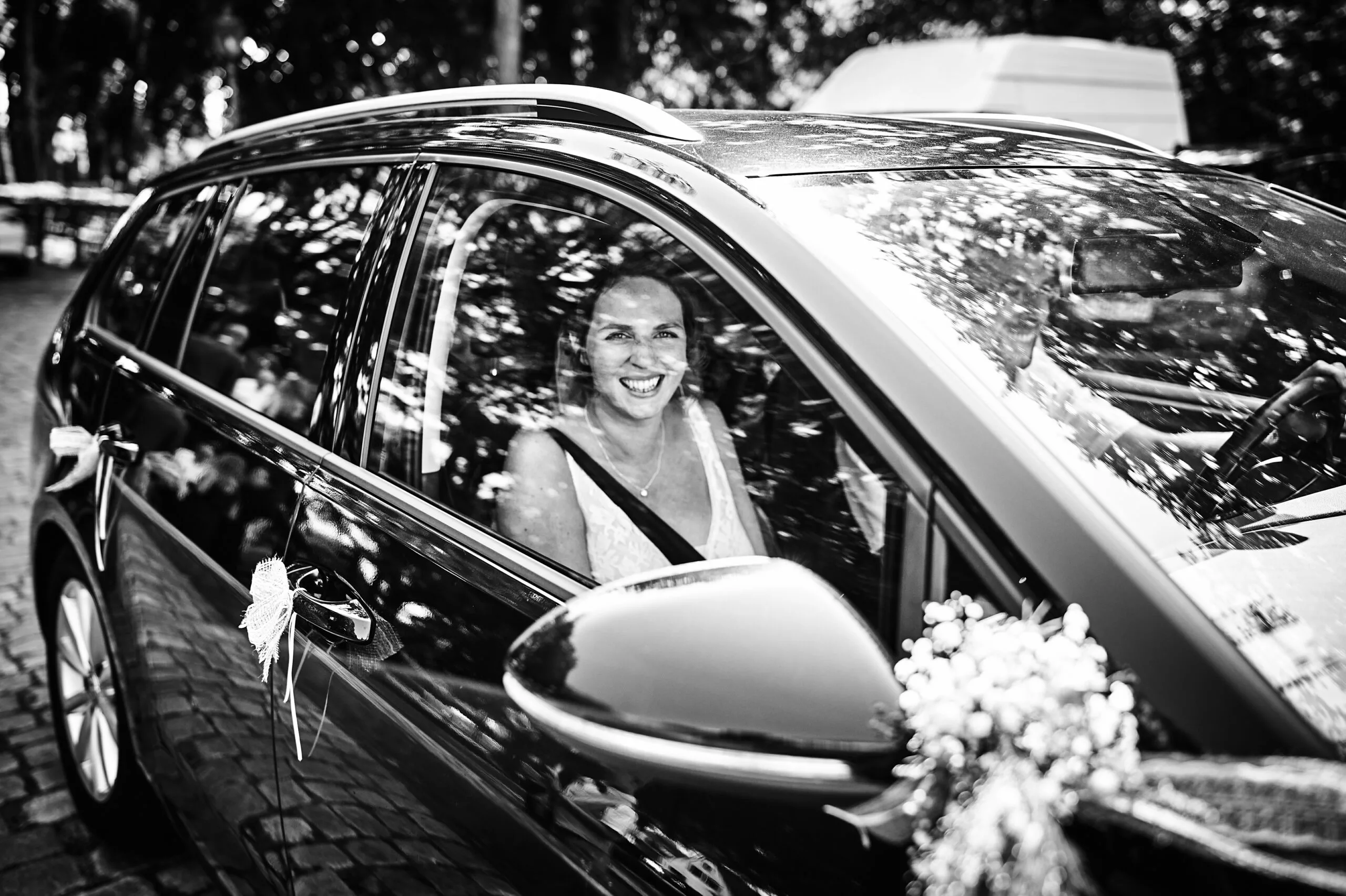 Braut im Auto auf dem Weg zur Trauung