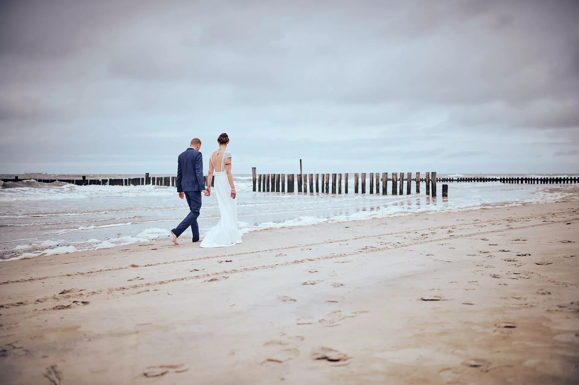 Brautpaar spaziert am Strand