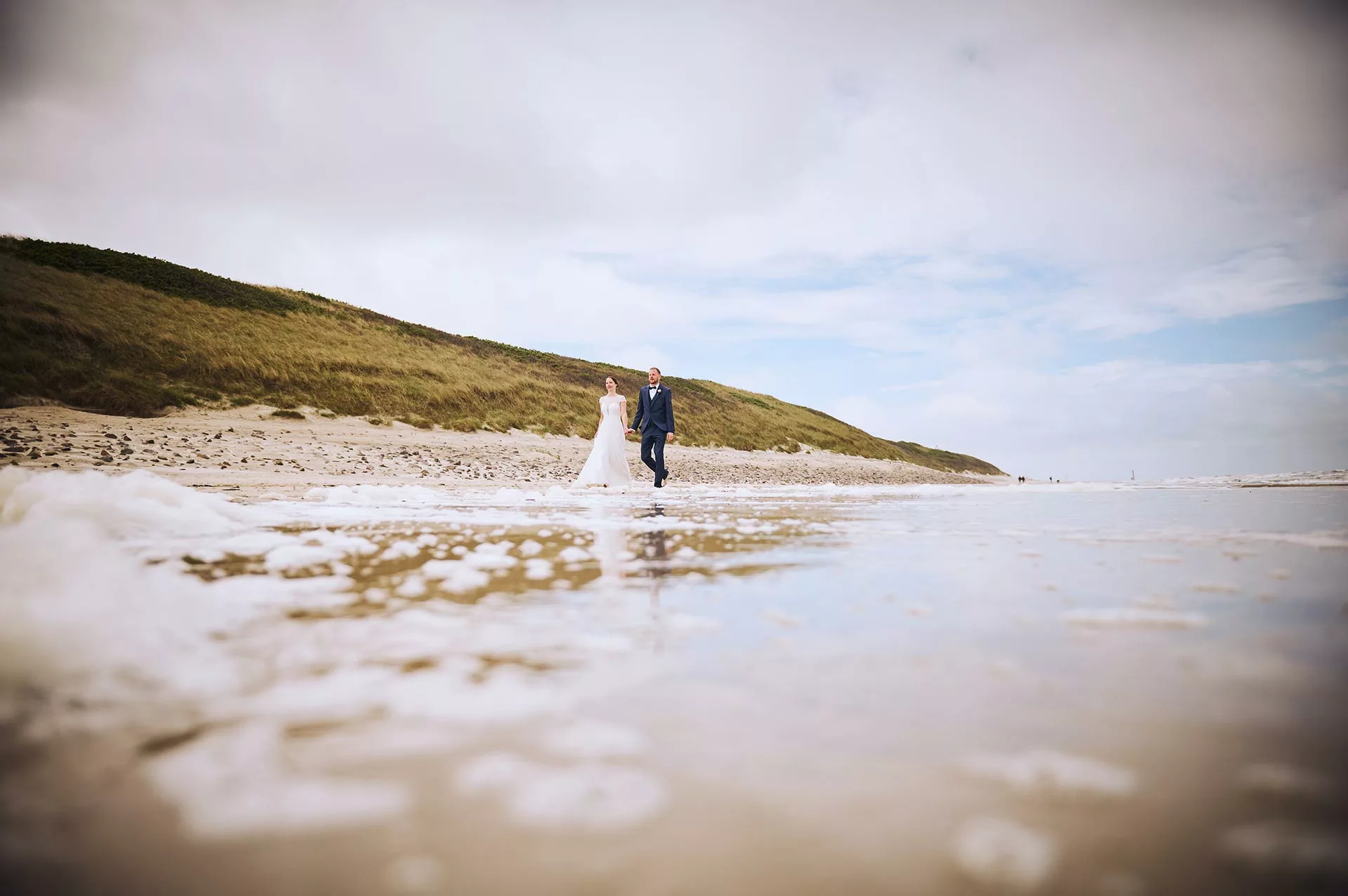 Frisch verheiratetes Paar am Strand