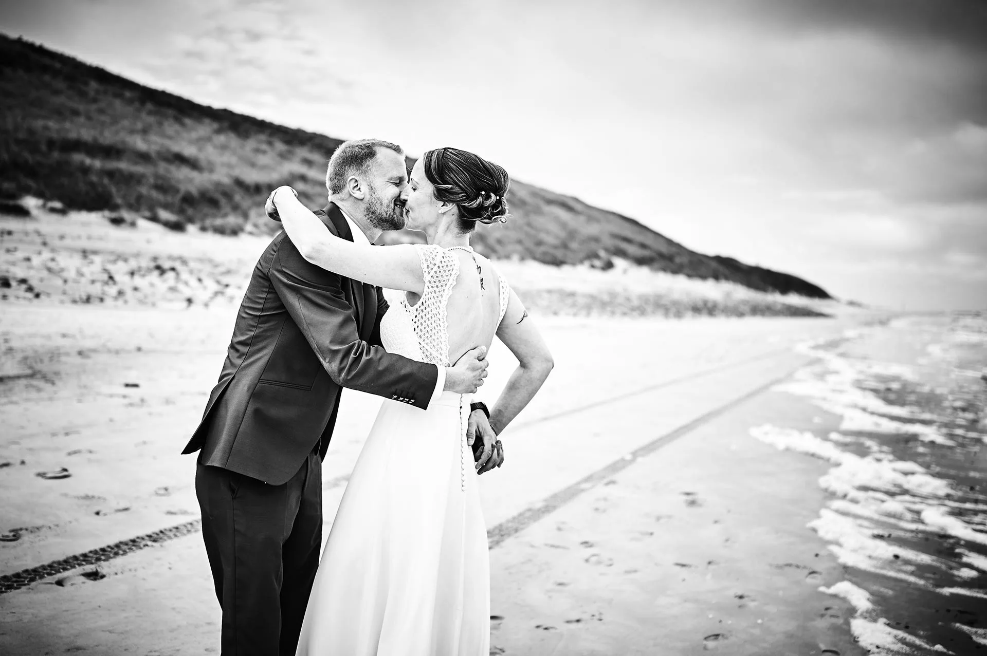 Glückliches Brautpaar am Strand