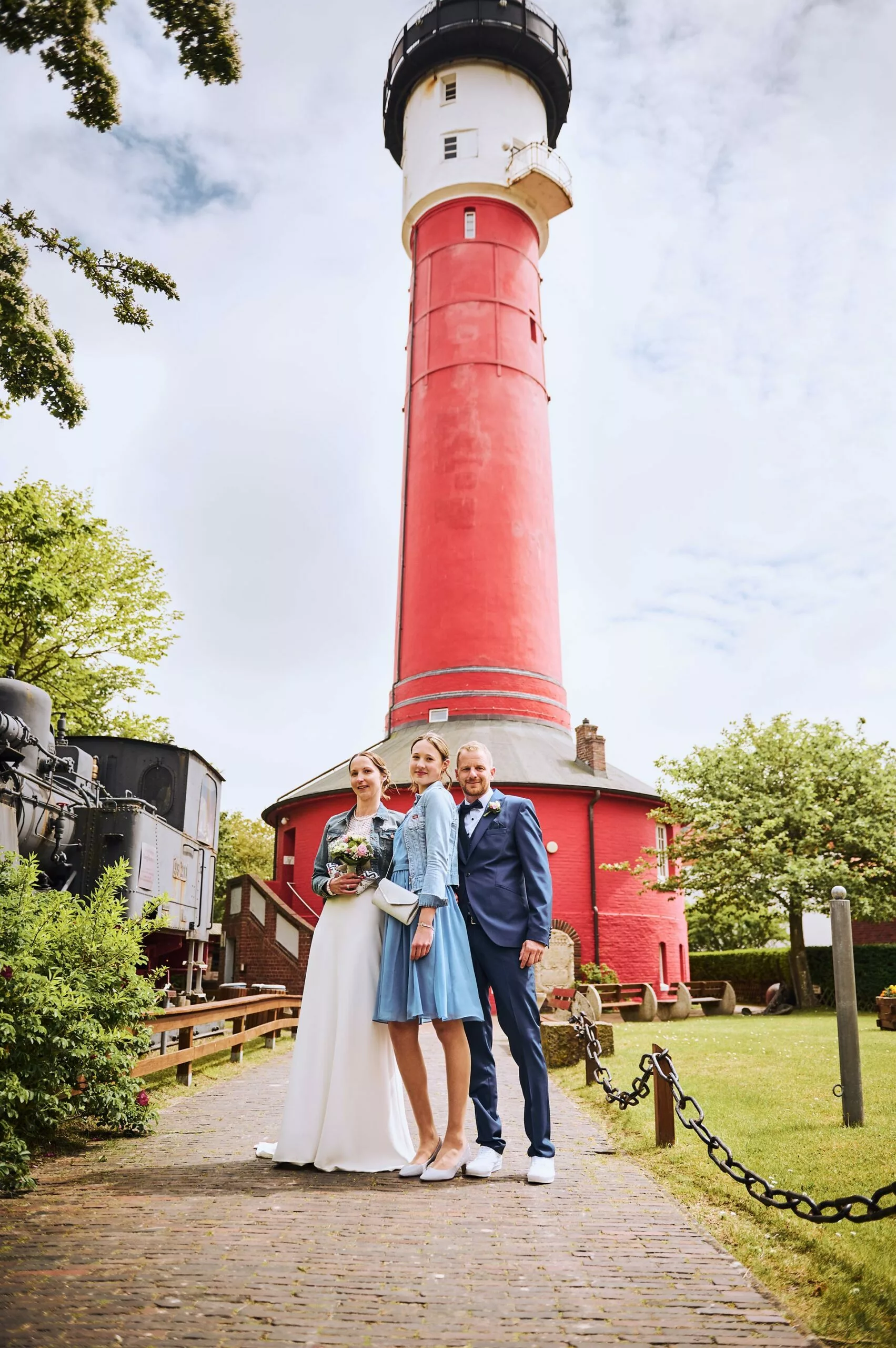 Brautpaar vor Leuchtturm auf Wangerooge