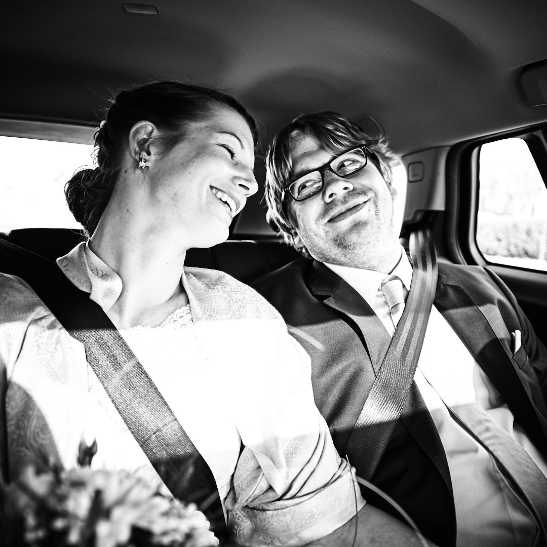 Glückliches Brautpaar im Auto, Schwarzweiss