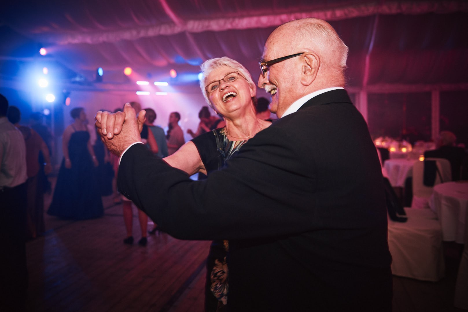 Älteres Paar tanzt auf Hochzeit