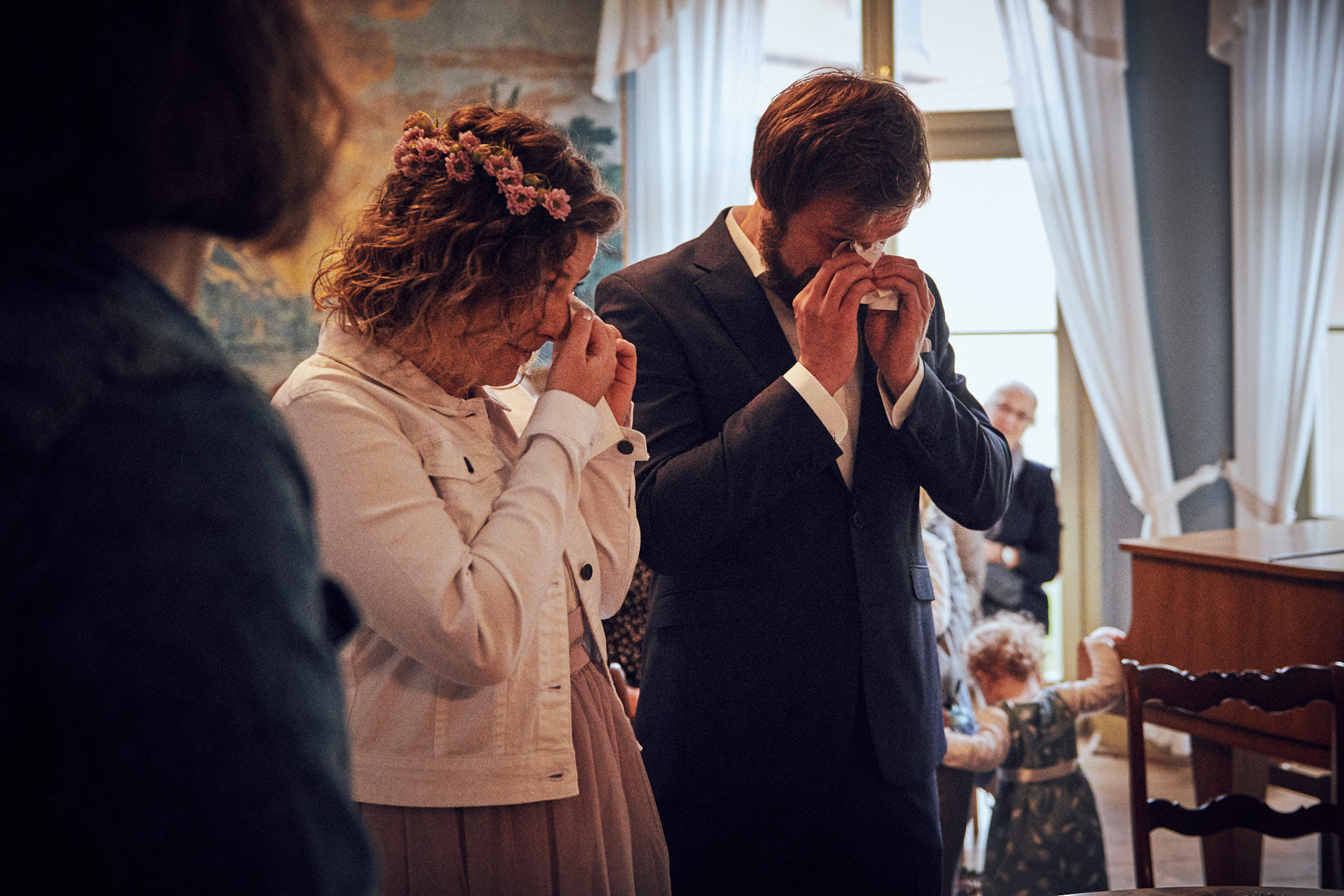 Emotionales Brautpaar weint