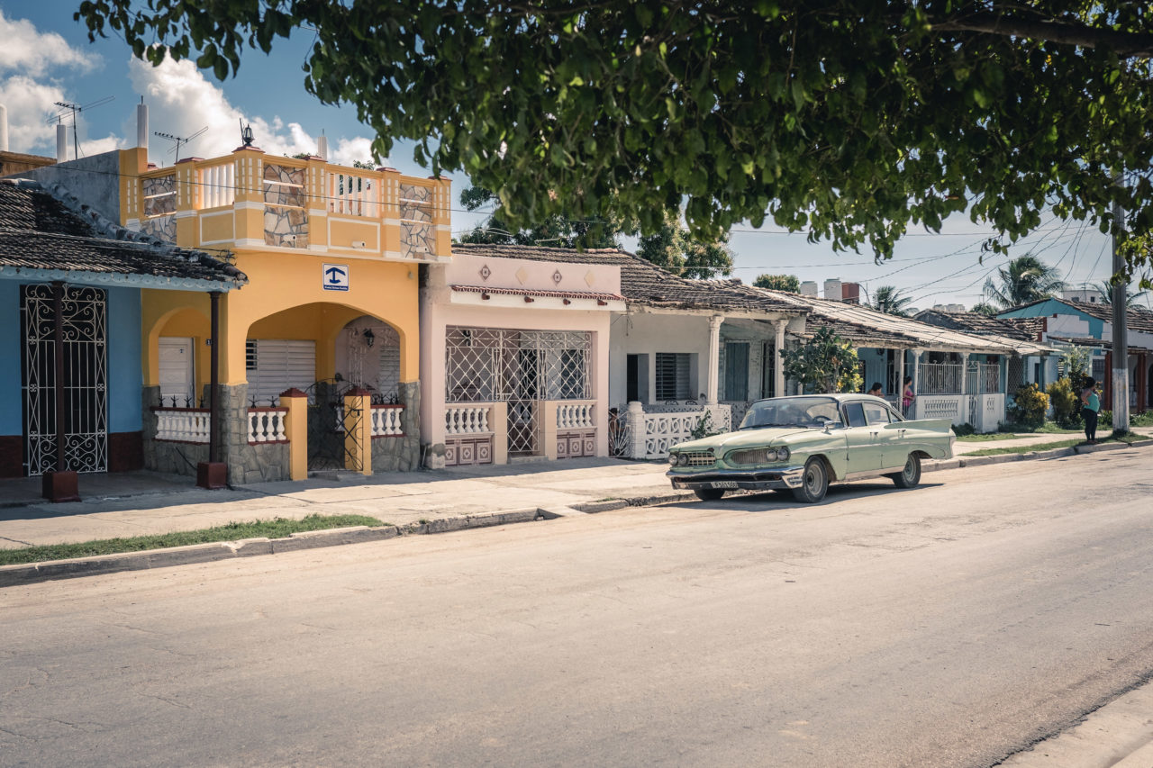 Alter Wagen, klassische kubanische Häuser