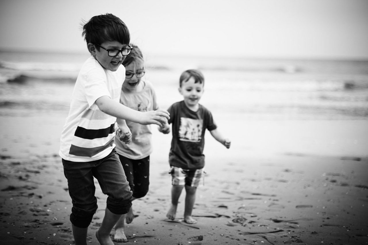 Kinder toben am Strand